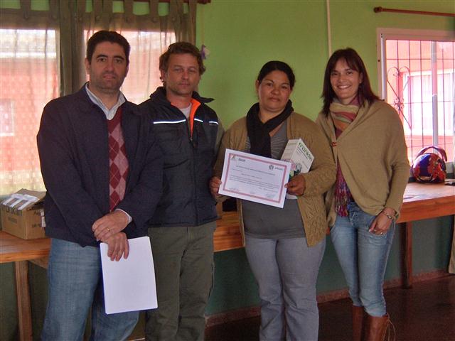 entrega de certificados curso cuidado de personas en Azara