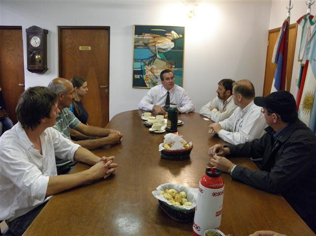 Intendentes paraguayos en la sala de situaciones de la Municipalidad con el Int. Mario Vialey